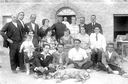 1920 enrique jardiel en el centro en la fabrica de regaliz con juanita gache y sus padres