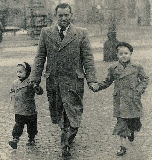 Padre Hermanus (Manus) Cruijff con Johan (L) y su hermano mayor Henny. Manus murió el 8 de julio de 1959 (45 años) de un infarto.