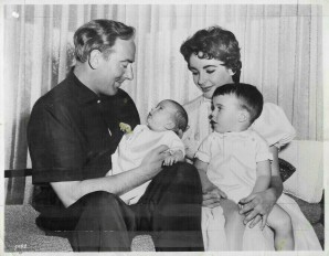 Elizabeth_Taylor_and_Michael_Wilding_with_their_children_Christopher_Edward_Wilding_and_Michael_Wilding,_Jr.,_1956