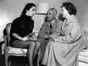 on-the-set-elizabeth-taylor-and-his-parents-francis-and-sara-taylor-love-is-better-than-ever-1_u-l-q1c3f2i0