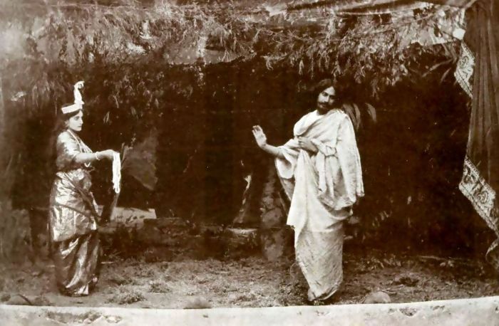 Tagore interpretando el papel principal en Valmiki Pratibha (1881) con su sobrina Indira Devi como la diosa Lakshmi .
