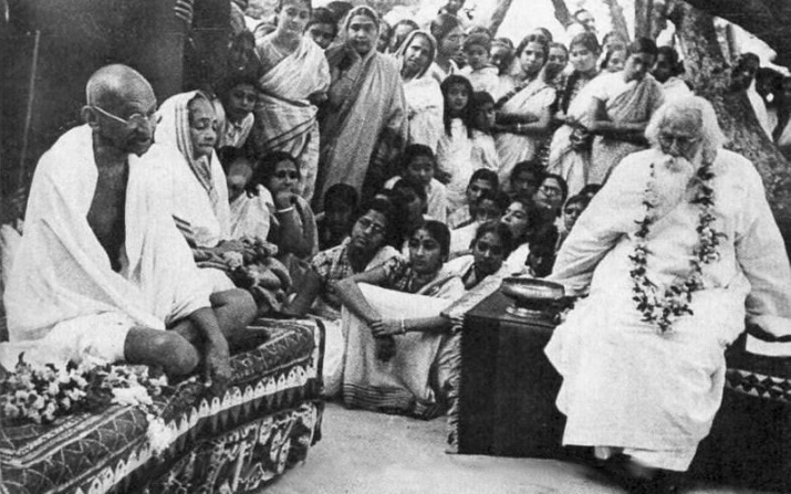 Tagore hace de anfitrión de Mahatma Gandhi y de su mujer Kasturba en Santiniketan en 1940.