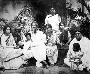 Durante su juventud, Rabindranath estaba especialmente unido a su hermano, Jyotirindranath, y a su esposa, Kadambari Devi. Izquierda - La hermosa Kadambari Devi; Medio: Jyotirindranath (sentado) y su esposa, Kadambari Devi (derecha) con Sayendranath Tagore (de pie) y su esposa, Jnanadanandini Devi; Derecha: Rabindranath y Jyotirindranath