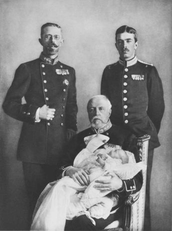 Cuatro generaciones Bernadotte: atrás, el príncipe heredero Gustavo (izquierda) y su hijo el príncipe Gustavo Adolfo (futuro rey Gustavo VI Adolfo); al centro, el rey Óscar II con el pequeño príncipe Gustavo Adolfo.