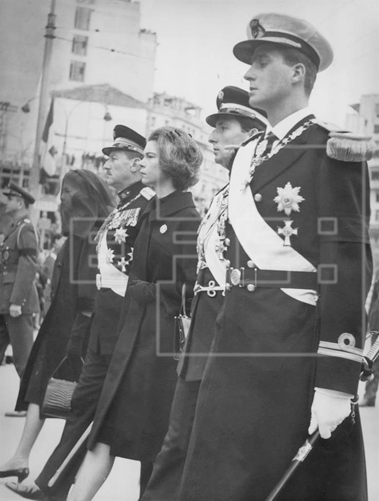 La princesa Sofía, el príncipe Pedro, la princesa Irene, el príncipe Miguel de Grecia y el príncipe Juan Carlos de Borbón, tras el féretro del rey Pablo de Grecia. EFE