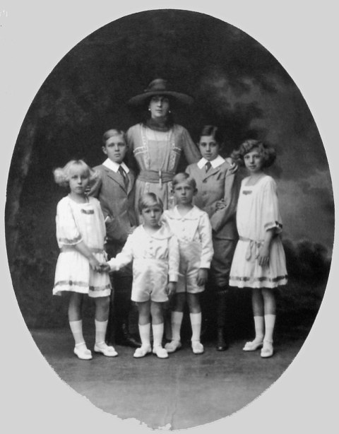 Queen_Victoria_Eugenia_and_her_six_children