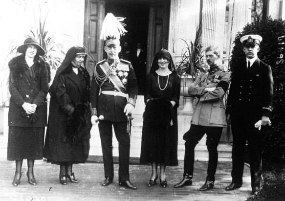 La familia real griega en 1921. De izquierda a derecha: la princesa Irene , la reina Sofía , el rey Constantino I de Grecia , la princesa Helena (más tarde Reina de Rumania), Carol, el príncipe heredero de Rumania ( Carol II ) y el príncipe Pablo de Grecia ( Paul I )