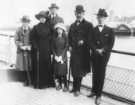 Constantino I de Grecia y su familia en 1917.