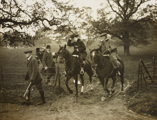 1280px-King_Edward_VII_and_King_Manuel_II_during_a_shoot,_1909