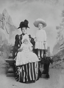 La reina Amélia de Portugal con sus dos hijos, el príncipe Luis Felipe y el príncipe Manuel de Portugal en 1890