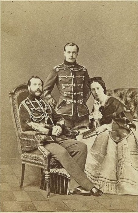 María Aleksándrovna con su esposo y su hijo, el futuro Alejandro III.