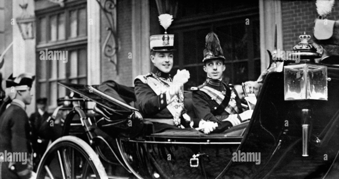 Los reyes Manuel II de Portugal y Alfonso XIII de España, al salir de la Estación del Norte.