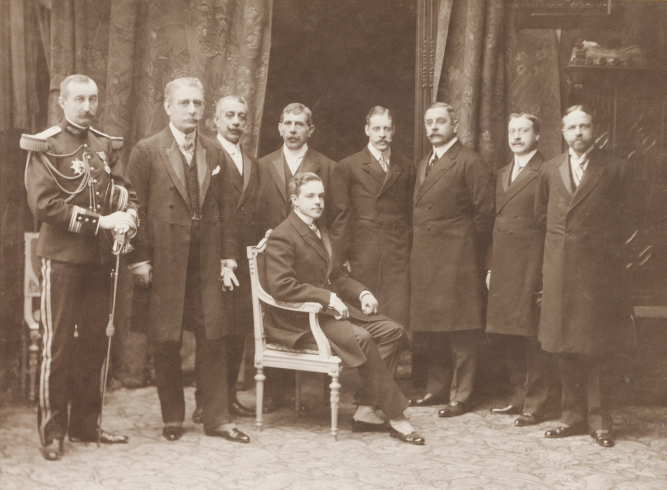 El Rey Manuel II de Portugal con los Pares del Reino, 1909, durante su viaje a París.
