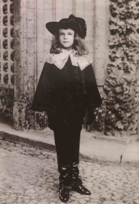 Infante Manuel de Portugal (luego rey Manuel II de Portugal), de 9 años.