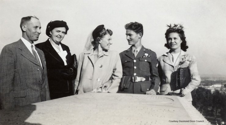 De izquierda a derecha: William (Tom) y Bertha Doss (padres); Dorothy y Desmond Doss; Audrey (Doss) Millner Desmond era el mediano de 3 hijos. Su hermana Audrey era la mayor y su hermano Harold (Hal), que no aparece en la foto, era el menor.