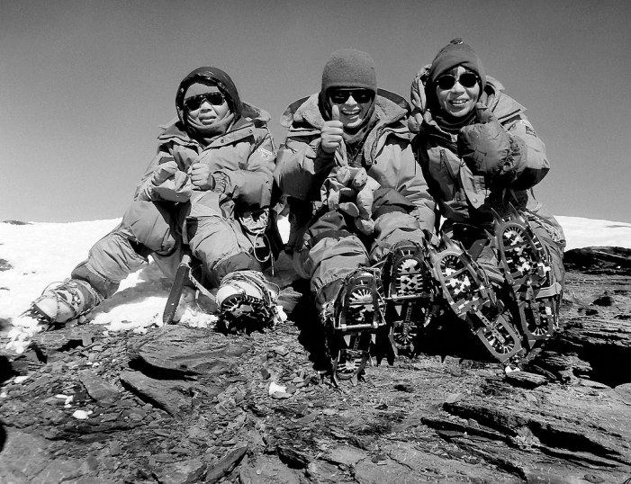 Junko Tabei, en el centro junto a Nobuko Yanagisawa y Mayuri Yasuhara en la montaña más alta de Tayikistán en 1985. - Foto: PD