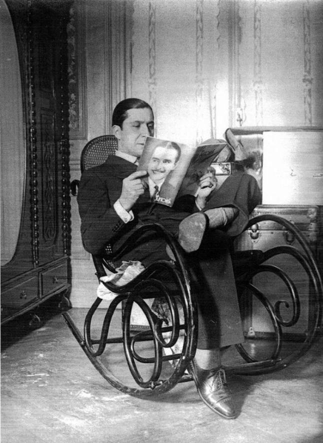 GARDEL en su casa de Buenos Aires. 1933 Esta foto fue incluida en un reportaje que le hizo la revista argentina "Sintonía"