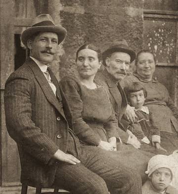 Lola Touza, segunda por la izquierda, en 1923.