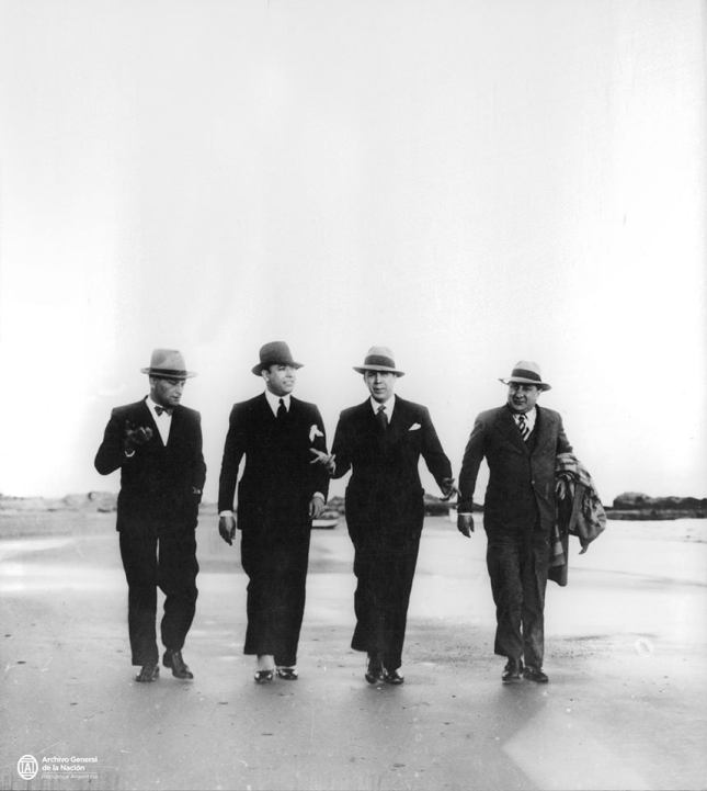 GARDEL EN URUGUAY 1933 Caminando con algunos de sus amigos uruguayos por una playa. Se lo ve a Bonapelch, a Perico Bernat. Fue la última vez que estuvo en dicho país, con el objetivo de comprar un terreno.