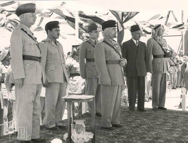 Huséin de Jordania a la edad de 11 años detrás de su abuelo el rey Abdalá I el día de la independencia de Jordania el 25 de mayo de 1946