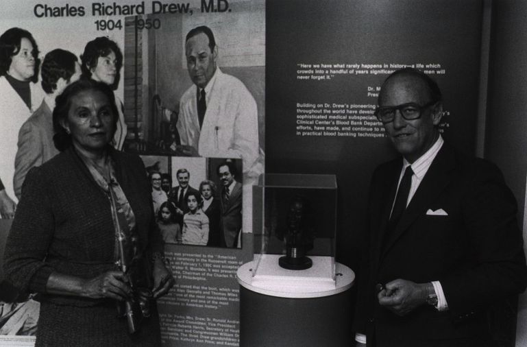 Minnie Lenore Robbins con el director del NIH, Donald Frederickson, inauguración del busto y exhibición de su esposo, 1981