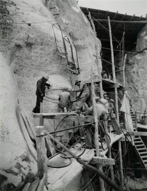 Obreros durante los trabajos en el Monte Rushmore. - Foto: Cordon Press