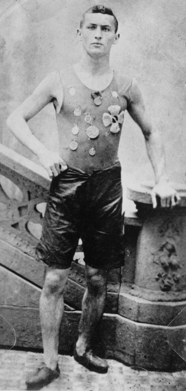 Erich Weiss, cuando todavía no era Houdini, muestra sus medallas ganadas como atleta.