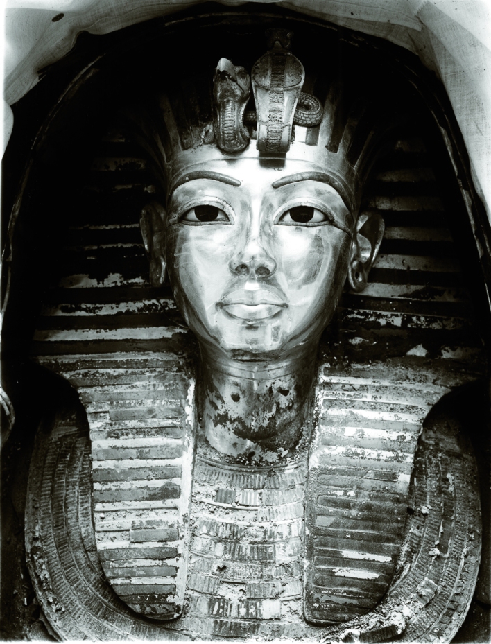 La máscara funeraria de Tutankamón en el momento de su descubrimiento.