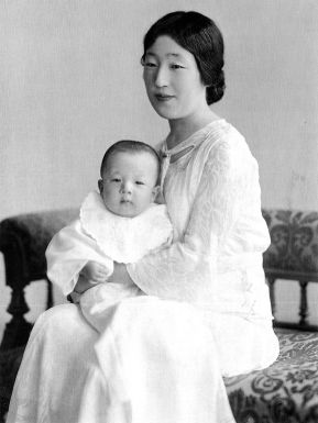 800px-Empress_Kojun_and_Prince_Akihito