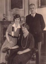 Frederika, ya una jovencita, con sus padres, Ernest August y Viktoria Luise