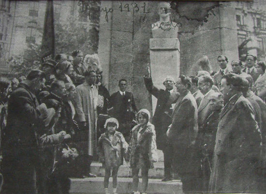 Ceremonia de inauguración de la plaza con la estatua de «Clarín». Mayo de 1931.
