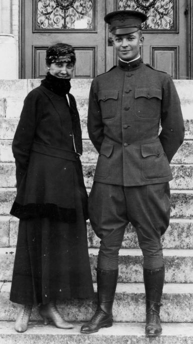 Dwight D. Eisenhower, vestido de uniforme, junto a su esposa Mamie Eisenhower en 1916.