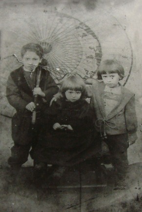 Leopoldo, Adolfo y Elisa, sus tres hijos.