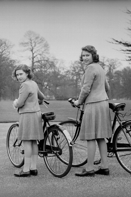 Reina-Isabel-II-en-bicicleta-con-princesa-Margarita