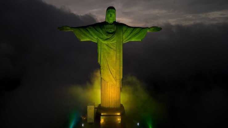 El Cristo del Corcovado, con los colores de Brasil en homenaje a Pelé AP