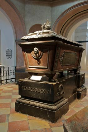 800px-Sarcophagus_Emperor_Franz_II.(I.)_Vienna_Austria