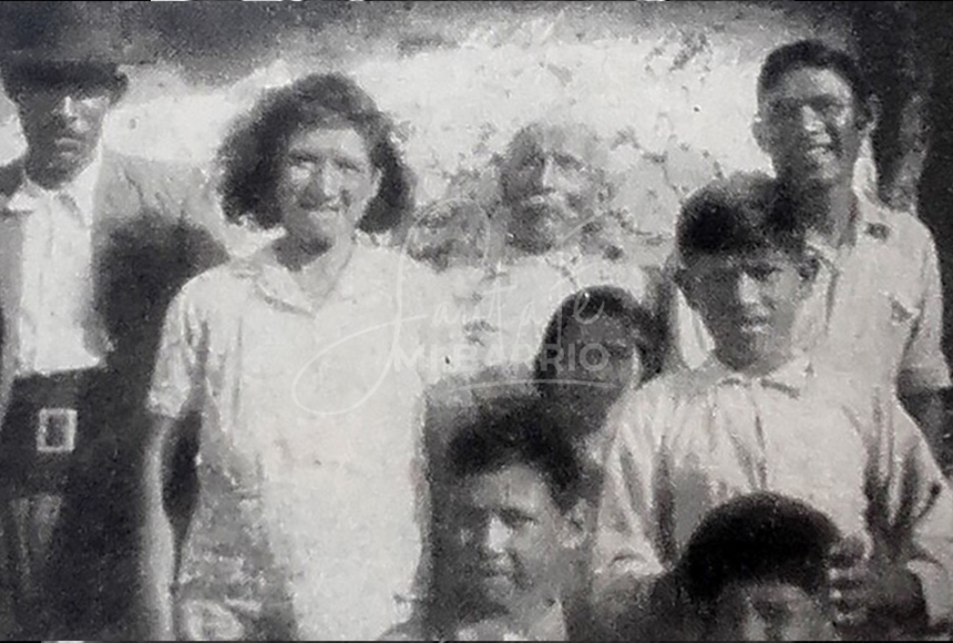 Carlos Monzón a los cuatro años, junto a su madre, padre, Inocencio, Alcides y Martha