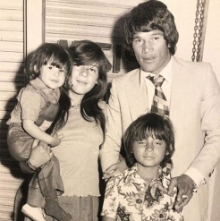 Silvia Monzón con su papá y sus hermanos, Rául y Abel