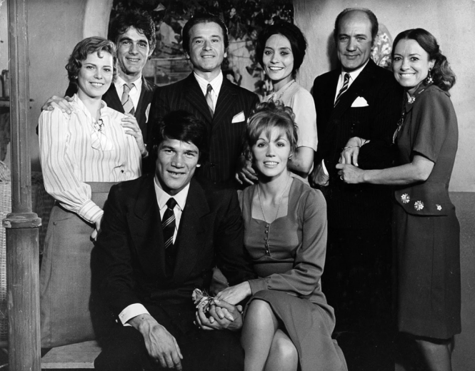 Carlos Monzón y Susana Giménez (a la derecha) junto con el resto del elenco en la película La Mary en 1974