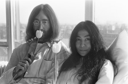 1200px-John_Lennon_en_zijn_echtgenote_Yoko_Ono_op_huwelijksreis_in_Amsterdam_hielden_pe,_Bestanddeelnr_922-2301