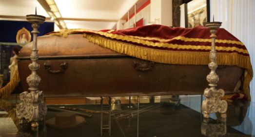 El ataúd utilizado para transportar el cadáver de Maximiliano I de México a Austria, 1867.