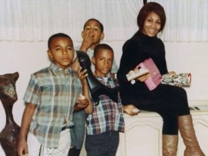 Tina Turner con sus hijos Ike Jr, Craig y Michael en 1967