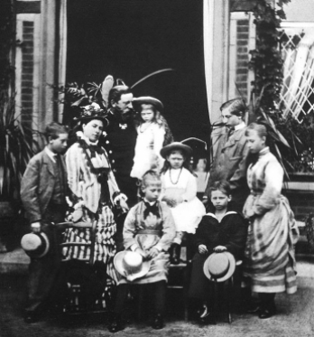 Fotografía del príncipe Federico con su esposa e hijos, en agosto de 1875