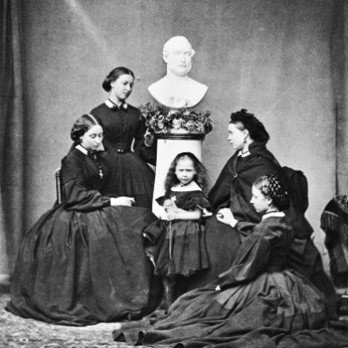 El luto de las princesas británicas. En esta imagen, datada de 1862, se encuentran las cinco hijas del príncipe Alberto y la reina Victoria (Vicky, Alicia, Beatriz, Elena y Luisa) en torno al busto de su difunto padre.